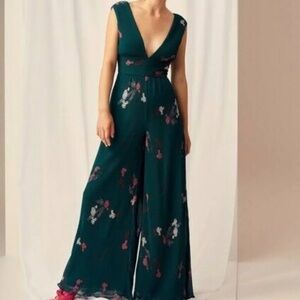 NWT Women’s Size Small Green Floral Plunge Neck jumpsuit